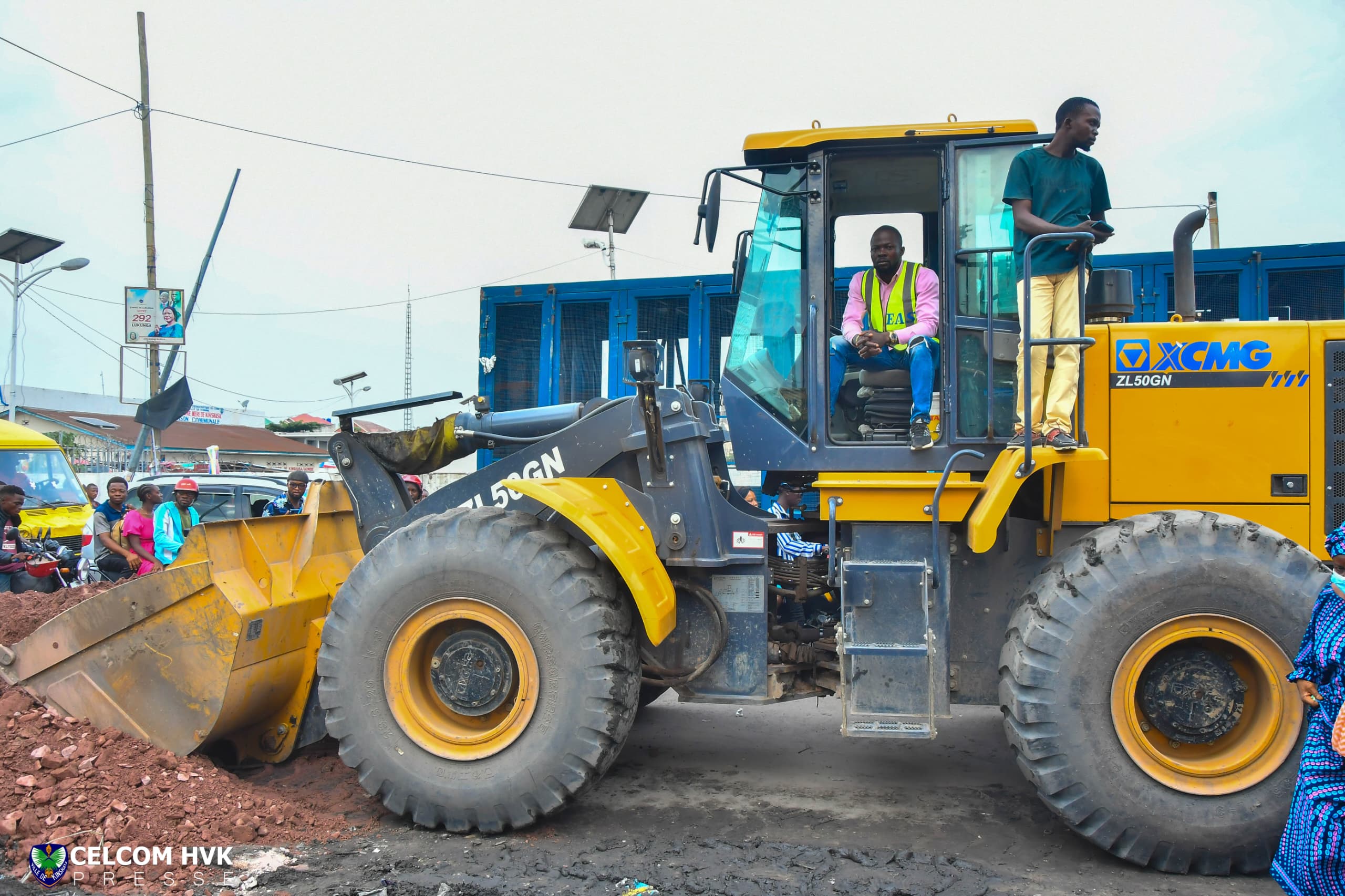  Kinshasa: Gentiny Ngobila gives the kick off for the rehabilitation work on Kasa-Vubu Avenue