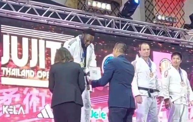 Grand Prix de Thaïlande : Le Congolais Christophe Mputu remporté sa 70ème médaille de carrière en Jujitsu